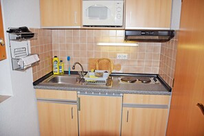 Kjøleskap og mikrobølgeovn