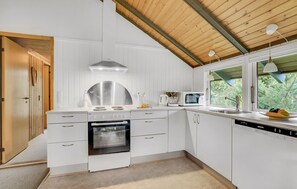 Frigorífico, placa de cocina, lavavajillas y cafetera o tetera