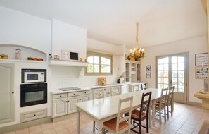 Fridge, microwave, oven, stovetop - Lovely home in Béziers (Béziers)