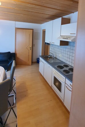 Fridge, oven, dishwasher, coffee/tea maker