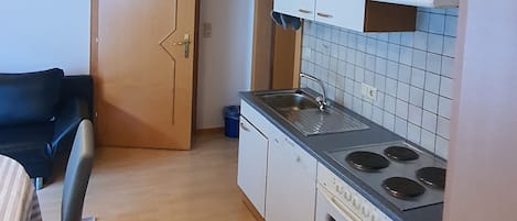 Jääkaappi, uuni, astianpesukone, kahvin-/teenkeitin