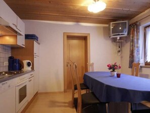 Fridge, oven, dishwasher, coffee/tea maker