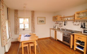 Kühlschrank, Mikrowelle, Ofen, Wasserkocher mit Kaffee-/Teezubehör