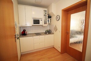Køleskab, mikrobølgeovn, kaffe-/temaskine, elkedel