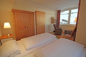 2 bedrooms, travel cot, WiFi, bed sheets