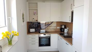 Kühlschrank, Mikrowelle, Ofen, Geschirrspüler