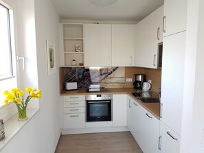 Een koelkast, een microgolfoven, een oven, een vaatwasser