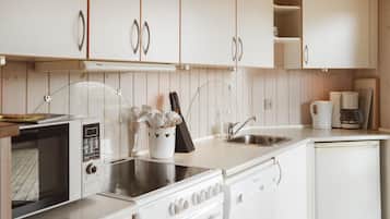 Køleskab, kogeplade, opvaskemaskine, kaffe-/temaskine