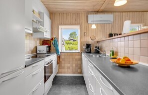 Refrigerador, parrilla de estufa, lavavajillas y cafetera y tetera 
