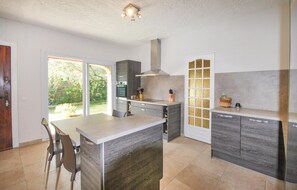 Réfrigérateur, micro-ondes, plaque de cuisson, lave-vaisselle
