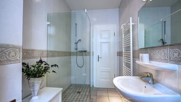 Dusche, Haartrockner, Handtücher, Toilettenpapier