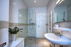 Dusche, Haartrockner, Handtücher, Toilettenpapier