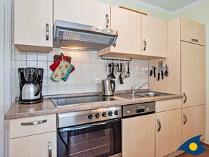 Een koelkast, een magnetron, een oven, een vaatwasser