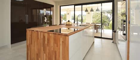 Fridge, stovetop, dishwasher, coffee/tea maker