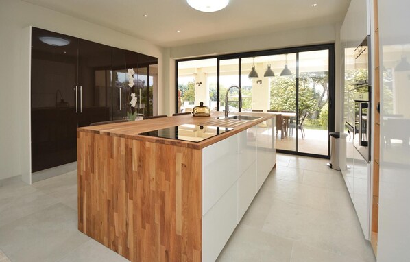 Fridge, stovetop, dishwasher, coffee/tea maker