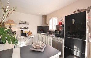 Frigorífico, microondas, placa de cocina y utensilios de cocina