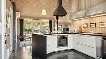 Jääkaappi, liesi, astianpesukone, kahvin-/teenkeitin