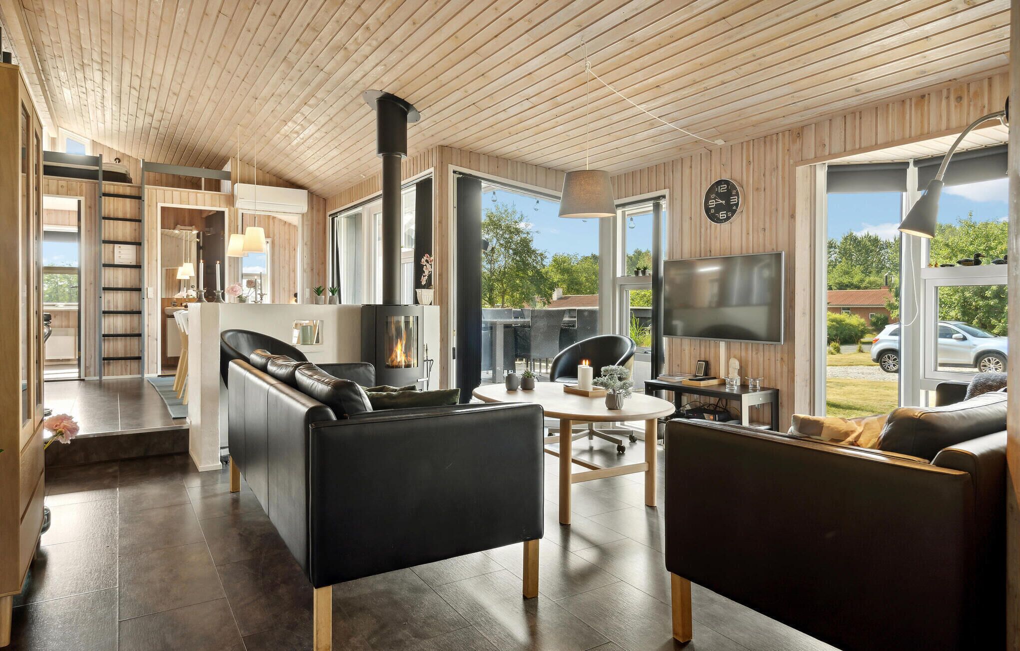 Télévision, cheminée, lecteur de DVD