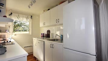 Réfrigérateur, plaque de cuisson, lave-vaisselle, cafetière/bouilloire