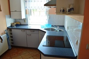 Refrigerador, microondas, horno y cafetera y tetera 