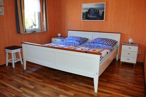 2 habitaciones, tabla de planchar con plancha y ropa de cama 
