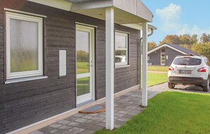 A modern house with a dark wooden exterior, white-framed windows, and a covered porch. - Beautiful home in Haderslev with WiFi (Haderslev)
