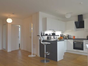 Kylskåp, mikrovågsugn, ugn och diskmaskin