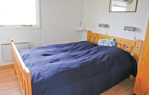 3 bedrooms, travel cot