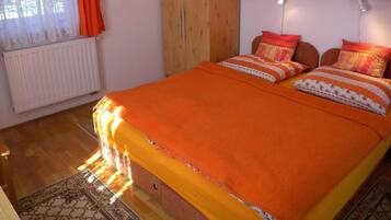 2 bedrooms, iron/ironing board, internet