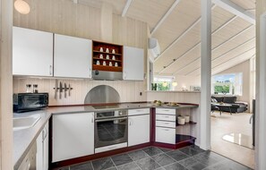 Køleskab, kogeplade, opvaskemaskine, kaffe-/temaskine