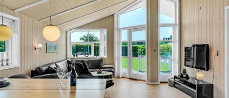 Télévision, cheminée, baby-foot