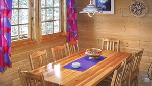 Ein Holztisch mit blauer Tischmatte, umgeben von Holzstühlen.