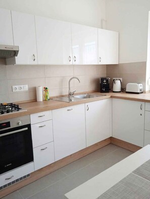 Fridge, microwave, oven, stovetop - Holiday home with internet and barbecue facilities (Balatonkeresztúr)