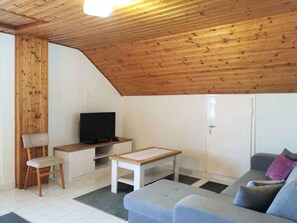 TV - Holiday home with internet and barbecue facilities (Balatonkeresztúr)