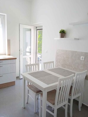 Dining - Holiday home with internet and barbecue facilities (Balatonkeresztúr)