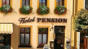 A building with a sign reading "Hotel Pension" and a red roof. - Quadruple - .Hotel market (Torgau)