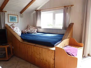 3 bedrooms, travel crib, WiFi, wheelchair access