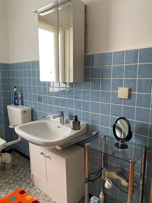 Unclassified image, 3 of 25, button