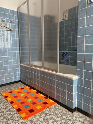 Unclassified image, 2 of 25, button