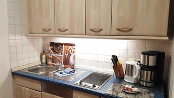 Geladeira, micro-ondas, lava-louças, cafeteira/chaleira