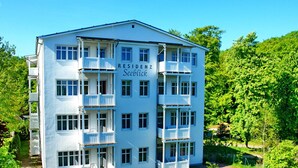 Un edificio de varios pisos con balcones, con la leyenda 'RESIDENZ Seeblick'.