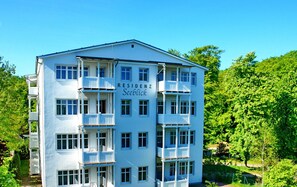 En bygning med flere etager og balkoner, med skiltet "RESIDENZ Seeblick".