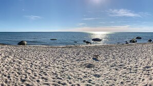 A sandy beach with scattered rocks and a clear sky. - Stunning home in Hasle with sauna (Hasle)