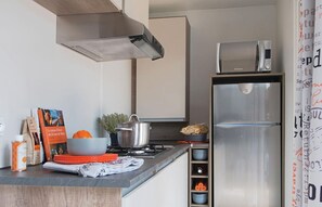 Kühlschrank, Herdplatte, Wasserkocher mit Kaffee-/Teezubehör