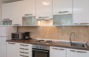 Kühlschrank, Mikrowelle, Herdplatte, Geschirrspüler