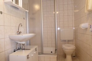 A bathroom with a sink, toilet, and shower enclosure. - Family Family Gießmann - Family Family Gießmann (Zempin)