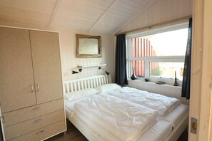 2 bedrooms, iron/ironing board, travel cot, WiFi