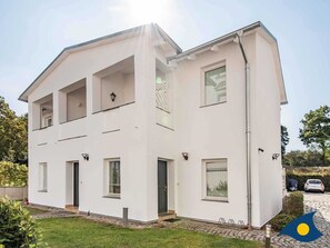 Unclassified image, 2 of 14, button