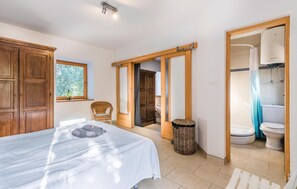 4 bedrooms, travel crib, free WiFi, bed sheets