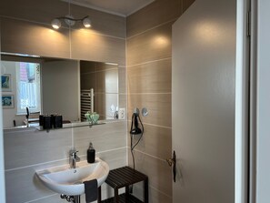 Douche, sèche-cheveux, serviettes fournies